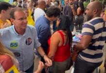 Eduardo Paes ouve moradores durante caminhada em Tamoios Paes percorreu a área comercial de Tamoios e ouviu relatos sobre os desafios enfrentados no dia a dia.