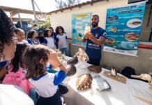 Educação ambiental: alunos de Casimiro de Abreu conhecem os impactos do lixo na vida marinha Educação ambiental: alunos participam de atividade sobre a preservação da vida marinha. Foto: Vanessa Paixão