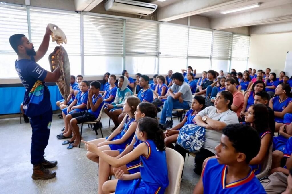 Alunos participam de atividade de educação ambiental sobre os impactos do lixo nos oceanos em Casimiro de Abreu.
