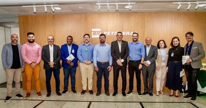 Encontro na sede da Petrobras, em Imbetiba, reuniu representantes do município, da estatal e do Imapor para avaliar possibilidades de parceria voltadas à formação de profissionais para os setores marítimo, portuário, naval e de comércio exterior. Foto: Moisés Bruno