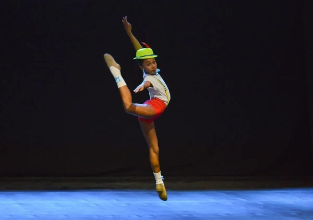 Onde existe dança, existe sonho. Pequenos bailarinos, grandes passos e uma paixão que começa cedo.