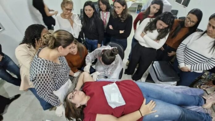 Equipe acompanha a demonstração prática do procedimento e conhece de perto o método que passa a integrar as opções de planejamento familiar oferecidas pela rede municipal.