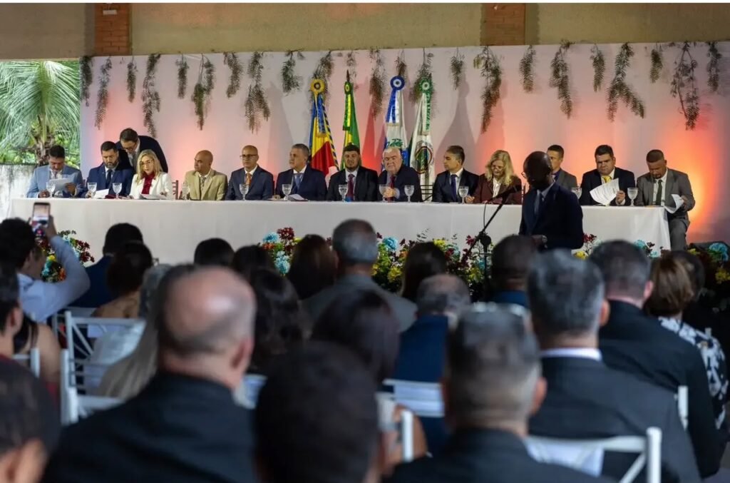 Durante a solenidade, Ramon pediu o apoio de deputados e autoridades presentes para buscar uma solução junto ao Estado. Foto: Secom