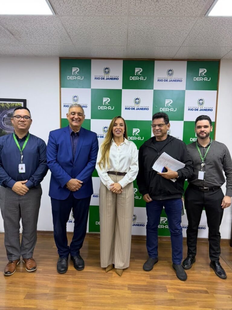Prefeito Carlos Augusto Balthazar, a presidente do DER-RJ, coronel Gabryela Reis Dantas, e equipes durante reunião sobre as rodovias estaduais.