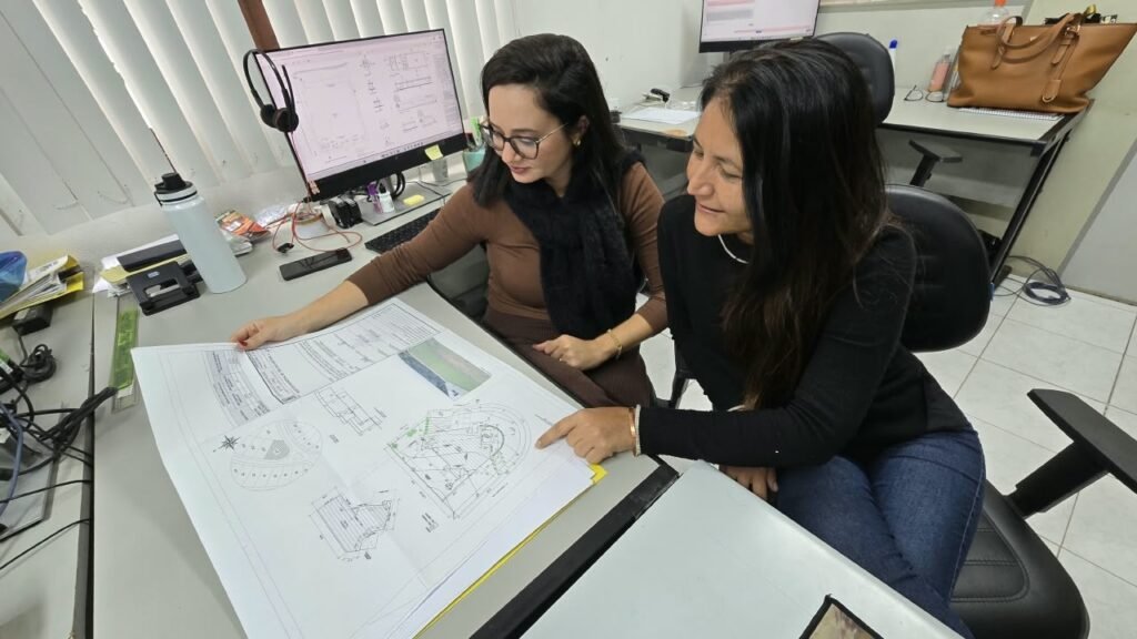 Mapas e projetos são analisados pela equipe responsável.