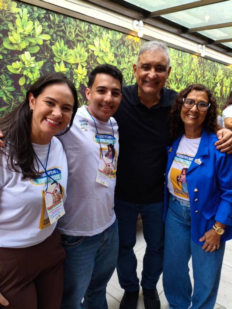 Pâmela, veterinária; José Vitor, assessor técnico; o prefeito Carlos Augusto e Nirvana Braga, superintendente de Vigilância em Saúde, durante a ação de conscientização sobre a esporotricose. Cuidar, informar e preservar a saúde.