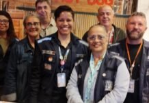 Vigilância Sanitária orienta contadores sobre licenciamento e regras para empresas em Rio das Ostras Equipe da Vigilância Sanitária de Rio das Ostras durante o Cont in Rio: Renata Pessôa, fiscal sanitária; Ana Caroline, técnica da VISA; Carlos Glauco, técnico da VISA; Ronald Rocha, engenheiro sanitarista e diretor da Vigilância Sanitária; Maria Christina Vianna, técnica da VISA; e Werner, chefe da Divisão da Área de Alimentos da SUVISA-RJ.