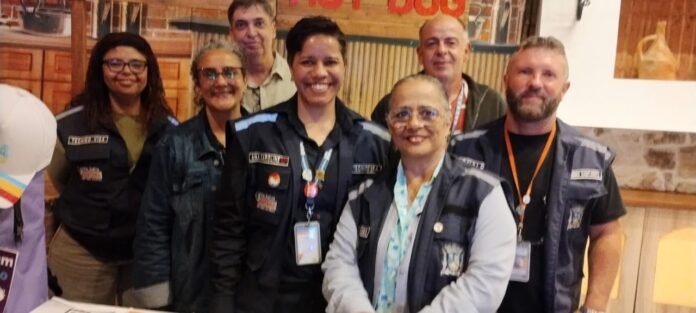 Licenciamento sanitário: veja quem precisa em Rio das Ostras Equipe da Vigilância Sanitária de Rio das Ostras durante o Cont in Rio: Renata Pessôa, fiscal sanitária; Ana Caroline, técnica da VISA; Carlos Glauco, técnico da VISA; Ronald Rocha, engenheiro sanitarista e diretor da Vigilância Sanitária; Maria Christina Vianna, técnica da VISA; e Werner, chefe da Divisão da Área de Alimentos da SUVISA-RJ.