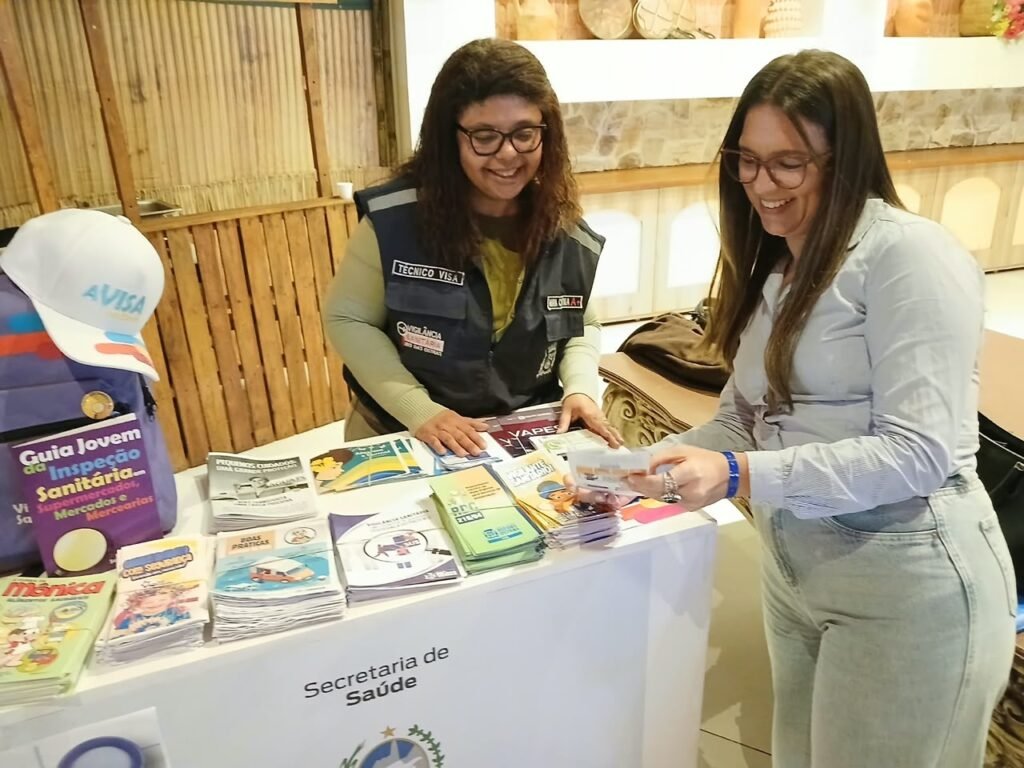 equipe da Vigilância Sanitária orienta participantes durante o Cont in Rio, em Rio das Ostras.