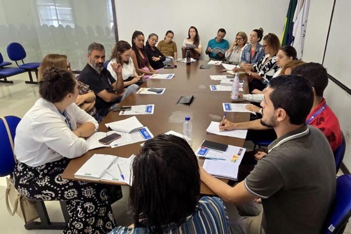 Equipe intersetorial do GT VigiDesastres, da Secretaria de Saúde de Macaé, durante reunião para discutir ações de prevenção e preparação diante dos possíveis efeitos do El Niño. Foto: Ana Chaffin