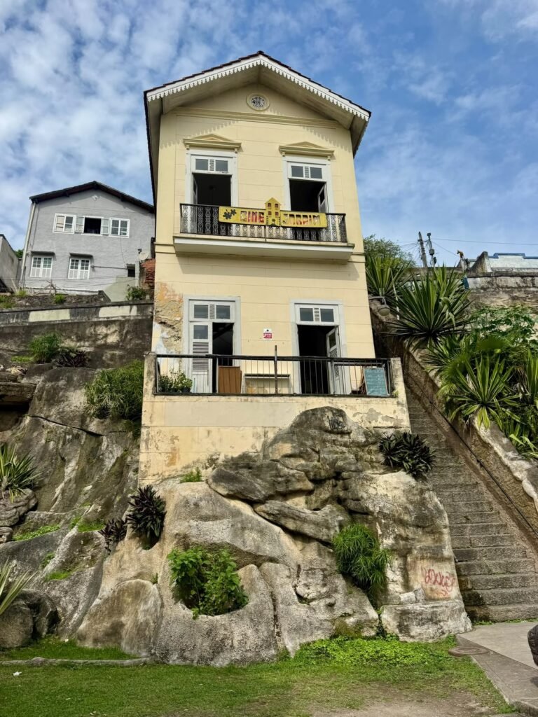 Fachada da Casa da Tia Ciata, na região da Pequena África, no Rio de Janeiro, espaço ligado à memória e à valorização da cultura afro-brasileira.