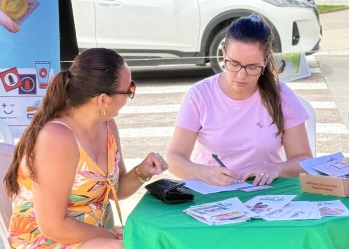 Profissionais orientam a população sobre prevenção, diagnóstico precoce e cuidados com a saúde. Foto : Secom