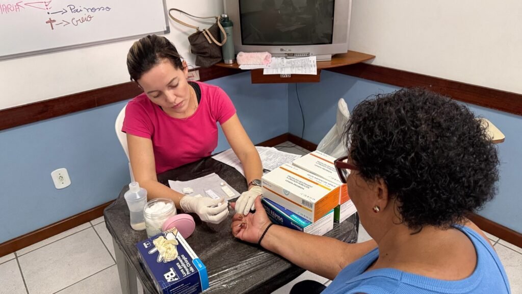 Equipe de saúde realiza coleta de material para exames preventivos durante as ações de promoção à saúde da mulher.