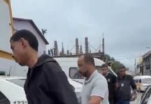 Polícia Civil prende dois suspeitos de tráfico em ações simultâneas em Macaé Agentes da delagacia conduzindo suspeito à viatura