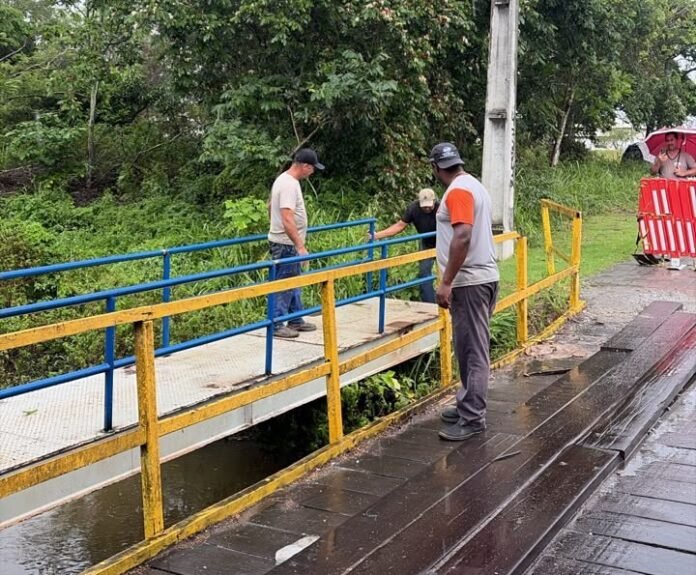 A antiga ponte de acesso ao bairro Paratis, em Barra de São João, já foi desmontada para dar lugar à estrutura recuperada. Foto: Secom