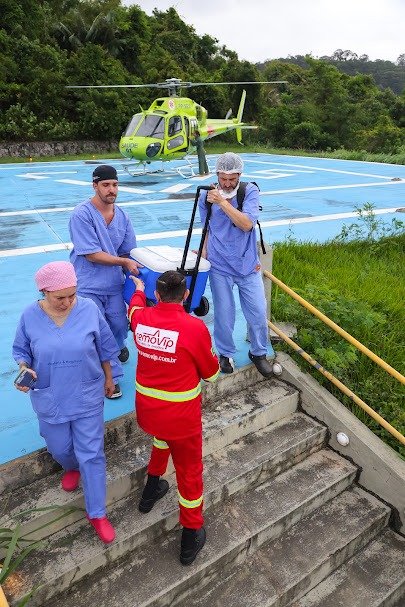 Preparação e agilidade: equipes especializadas se mobilizam para transportar um coração destinado a transplante no Rio de Janeiro. Fotos: Marcelo Regua