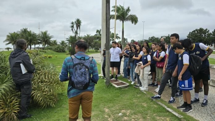 Estudantes conhecem de perto as belezas naturais de Rio das Ostras durante roteiro guiado por pontos do município. Foto: Secom