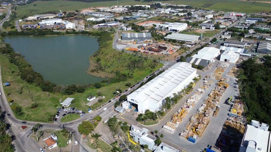 Vista panorâmica da ZEN de Rio das Ostras, com galpões, áreas operacionais e empresas que integram o polo industrial do município.