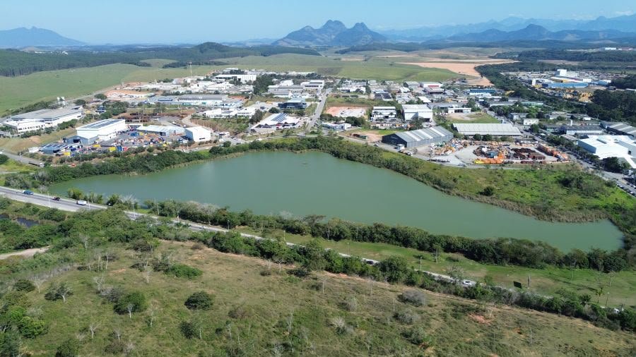 Foto aérea da Zona ZEN de Rio das Ostras em primeiro plano o lago e a rodovia ao fundo as empresas