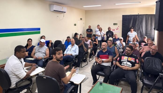 Representantes do poder público e moradores participam de reunião para discutir propostas e investimentos no turismo de Casimiro de Abreu. Foto : Divulgação