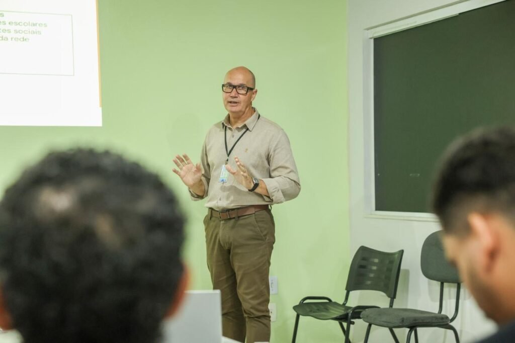 O médico legista Dr. Robson Correa Santos conduziu a capacitação, compartilhando conhecimentos e experiências sobre a identificação de possíveis casos de violência sexual contra crianças e adolescentes