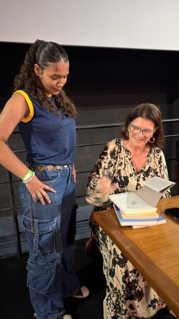 Desembargadora Andréa Maciel Pachá interage com uma estudante durante atividade do programa Justiça e Cidadania nas Escolas.