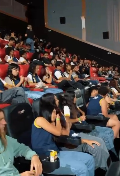 Estudantes da Escola Municipal Senhorinha de Oliveira Gomes participam de encontro sobre justiça e cidadania em Rio das Ostras.