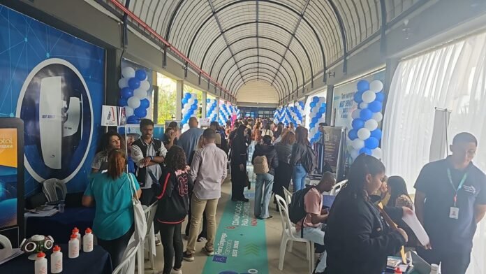 Público e participantes durante a Feira Emprega Transporte 2026, em Campos dos Goytacazes