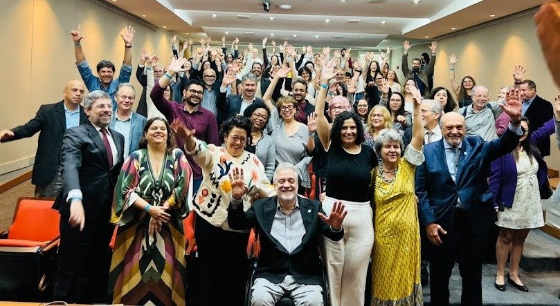 Pesquisadores, representantes de instituições e participantes se reúnem durante o lançamento dos editais de incentivo à ciência e à divulgação científica.
