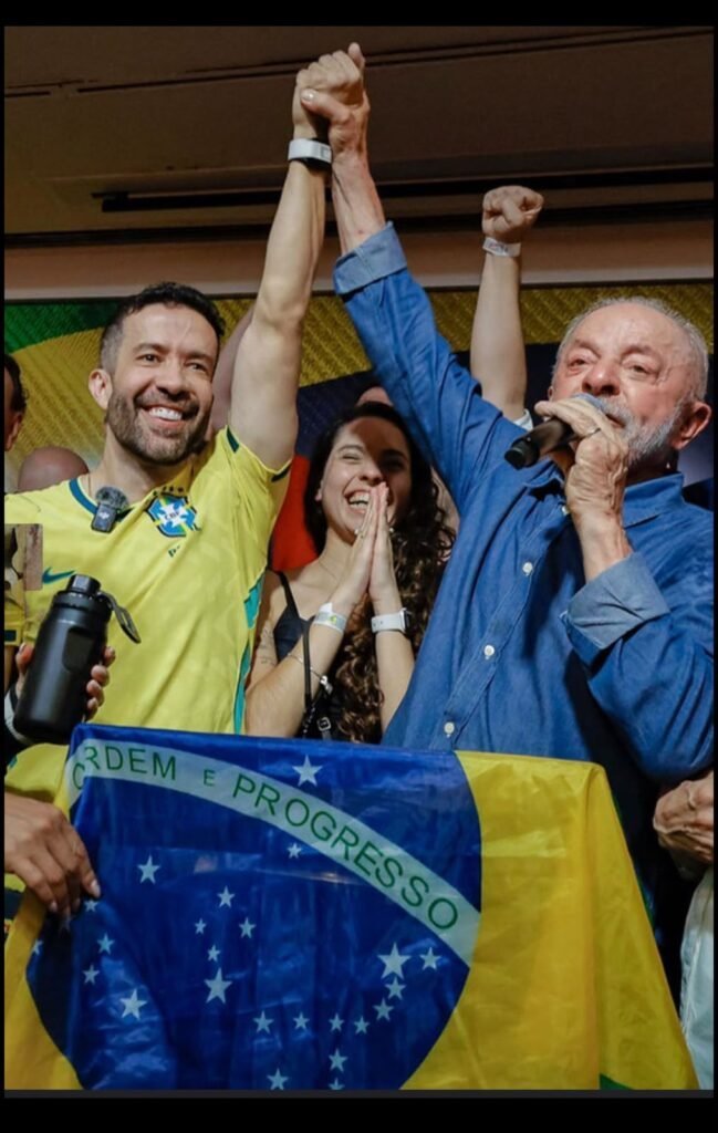 Lula celebra a vitória ao lado do deputado federal André Janones, responsável pela mobilização digital do “Exército do Lula” durante a campanha eleitoral. Foto: Ricardo Stuckert / Lula Oficial.