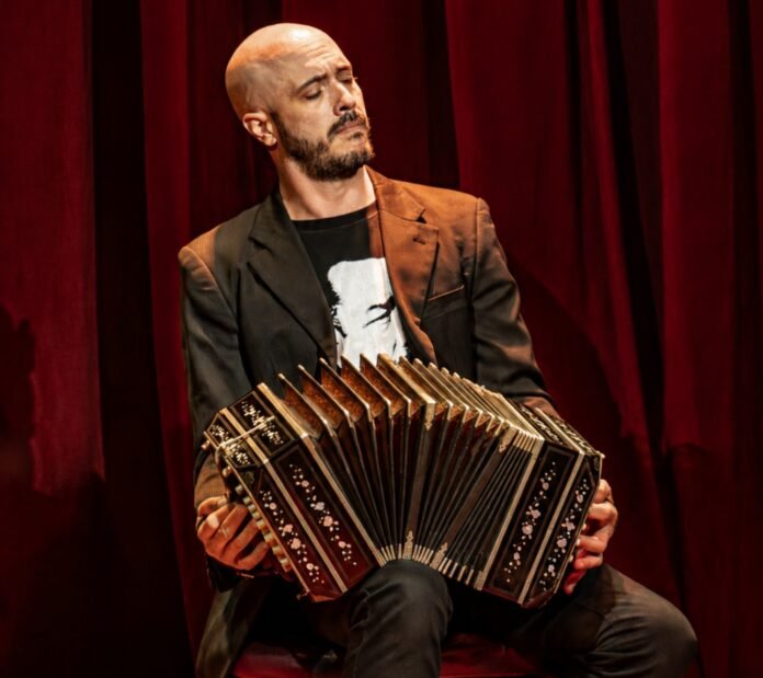 Maestro argentino Martín Lima tocando bandoneon em apresentação musical