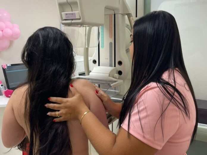 Outubro Rosa reforça a importância do diagnóstico precoce e do acesso das mulheres a consultas, exames e acompanhamento médico.