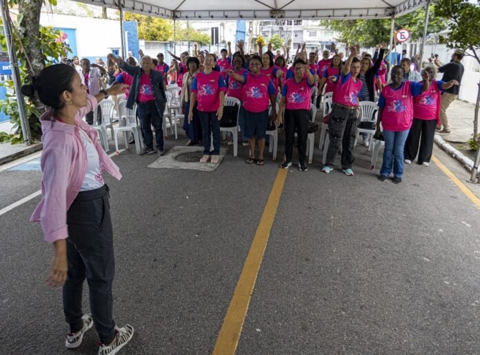 Pacientes e profissionais participam de programação do Outubro Rosa e Novembro Azul no Polo de Oncologia de Macaé.