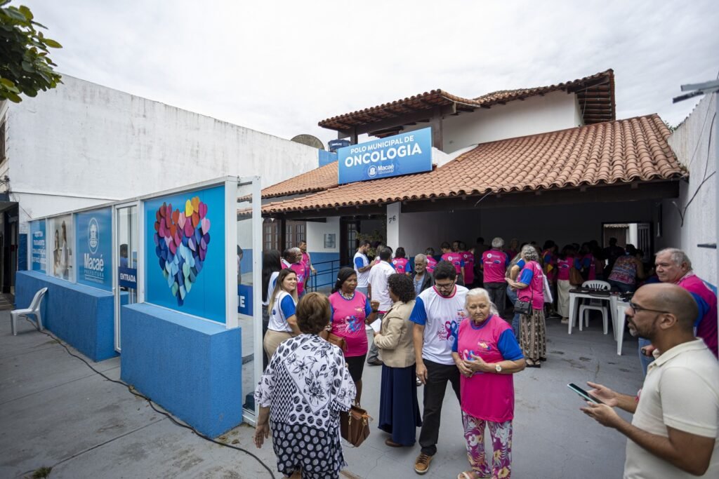 Pacientes e profissionais participam de programação do Outubro Rosa e Novembro Azul no Polo de Oncologia de Macaé.