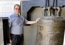Restauro da Catedral Metropolitana do Rio inclui recuperação de sinos e vitrais Foto do sino e o padre Arthur Torre