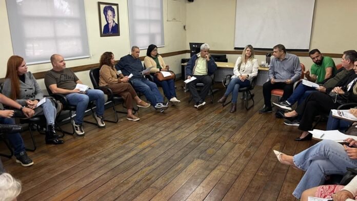 Reunião entre representantes da Prefeitura, da CDL e empresários para discutir propostas de revitalização do Centro de Rio das Ostras. Foto: Secom